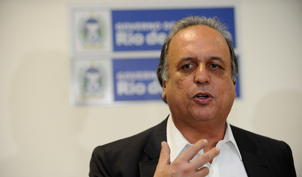 Agentes públicos e estabelecimentos comerciais que discriminarem clientes por orientação sexual ou preconceito de sexo deverão pagar multas e podem ser fechados; a medida está prevista na Lei Estadual 7041, sancionada pelo governador do estado, Luiz Fernando Pezão; a multa pode chegar a R$ 60 mil