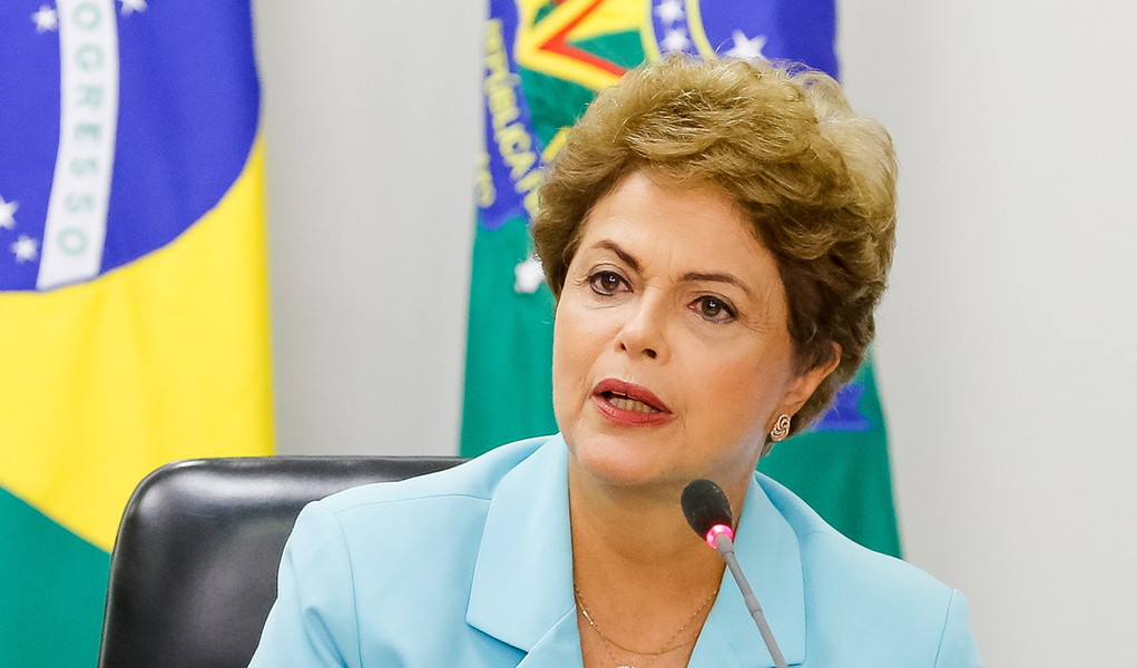 Na reunião do Conselho Político que chamou para a noite desta segunda (6), no Palácio da Alvorada, a presidente Dilma Rousseff buscará o engajamento dos aliados em sua defesa no processo que representa a ameaça mais imediata de golpe, o julgamento das contas do governo de 2014; ela abrirá aos líderes e presidentes dos partidos aliados a defesa que apresentará até o dia 17 de julho ao TCU e garantirá que as práticas fiscais condenadas não estão sendo adotadas no atual governo; participam do encontro com os partidos, além dela e do vice Michel Temer, o advogado geral da União, Luís Inácio Adams, e os ministros Nelson Barbosa e Aloizio Mercadante; movimento de Dilma já desperta maior envolvimento de aliados; antes da reunião, líderes do PSD, PP e PR rechaçaram golpe e defenderam governo