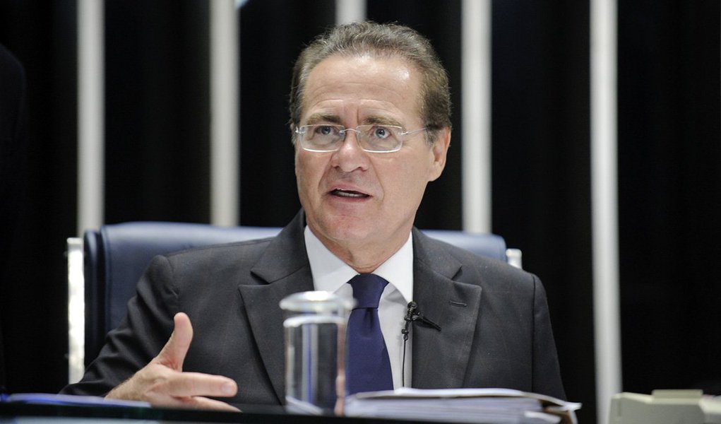 Presidente do Senado considerou positiva a iniciativa do governo federal em cortar dez ministérios e mil cargos de confiança; "Acho que é uma boa iniciativa da presidenta, acho que isso poderia ter sido feito lá atrás", ressaltou; "Acho que esse é um grande exemplo para que se possa fazer o ajuste fiscal", completou; Renan Calheiros disse, ainda, que, independentemente da saída da articulação politica, Michel Temer "tem uma grande contribuição a dar ao país como presidente do partido, como vice-presidente da República"