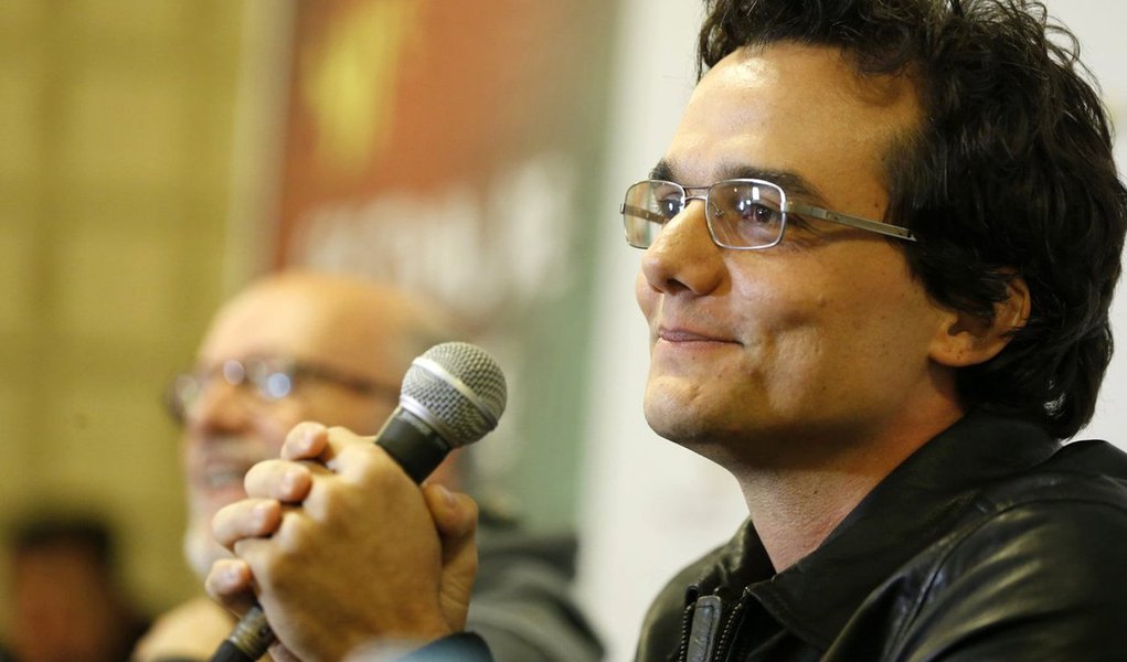 Prestes a estrear a série "Narcos", da Netflix, como o traficante colombiano Pablo Escobar, Wagner Moura elogia a geração atual mais politizada e ressalta o ‘simbolismo’ da Lava Jato: "A gente sempre viveu achando que no Brasil quem tinha poder não ia para a cadeia. Nesse sentido, a prisão dos empreiteiros e dos políticos relacionadas ao mensalão e à Lava Jato é simbolicamente muito importante para um país que tem a impunidade em seu cerne"; ele contesta ainda a "reprisão" de José Dirceu: "Ele já não estava preso?"