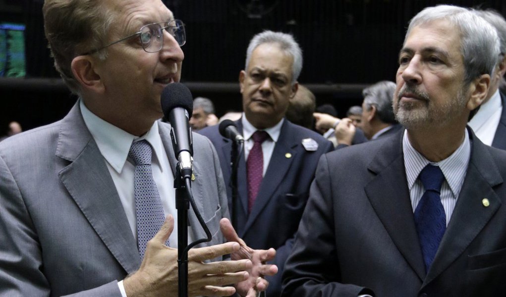 Após a denúncia contra o presidente da Câmara, Eduardo Cunha (PMDB), oposição articula a formalização de um pedido de impeachment sem o aval de Cunha; o peemedebista rejeitaria o requerimento e os líderes da oposição recorreriam ao plenário, para evitar que a abertura de processo para o afastamento de Dilma seja qualificada como uma vingança pessoal do denunciado contra o governo; manobra foi revelada pelo colunista Josias de Souza 