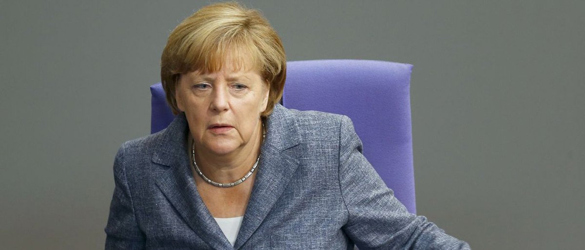 A chanceler alemã, Angela Merkel, visitará, nesta quarta-feira (26), a cidade de Heidenau, próxima de Dresden, onde acontecerem violentos protestos contra imigrantes e refugiados neste final de semana; a visita de Merkel é uma reação às criticas feitas por diversos partidos políticos que condenaram o que chamaram de "atuação lenta" para coibir os confrontos; no sábado, policiais e militantes de extrema direita que não aceitaram a chegada de 250 pessoas em busca de asilo, entraram em um conflito que resultou em 31 policiais feridos