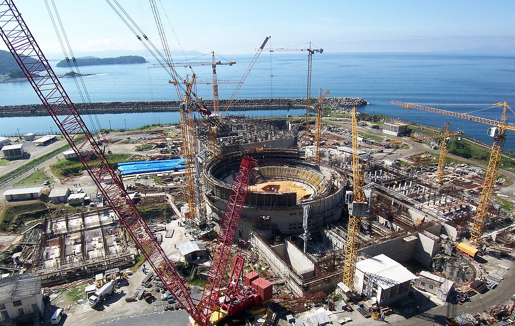 Construtoras Odebrecht e Queiroz Galvão informaram que desistiram de participar do consórcio contratado para a construção da usina nuclear de Angra 3, devido à inadimplência da Eletronuclear, subsidiária da Eletrobras responsável pelo empreendimento
