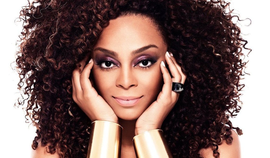 Ao comentar ataque racista contra a jornalista Maria Julia Coutinho, a Maju, cantora Paula Lima diz que "sentiu mais um lixo produzido por uma minoria mal resolvida, cheia de problemas psicológicos, sem educação, como diz o termo, sem a educação que este país não dá, sem qualquer discernimento, respeito e amor ao próximo"; "Vergonhoso! Quanto maior a visibilidade e o poder, até por estar na maior emissora do país, no maior jornal do país, com um desempenho maravilhoso, maior será o pequeno barulho de um povinho com uma pequena cabeça!", acrescentou