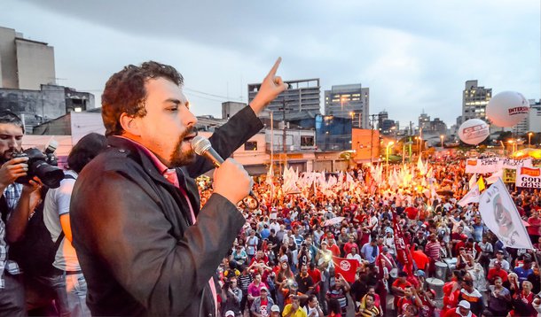 Para o líder do Movimento dos Trabalhadores Sem-Teto (MTST), Guilherme Boulos, o momento é de "pautar reformas estruturais ou retroceder"; "É impossível, em uma sociedade de classes, fazer mudanças sem conflito. De algum modo, o PT ajudou a criar esse antipetismo de direita. O PT colhe o que deixou de plantar"; Boulos falou também da chamada "direitização do senso comum", que é um dos temas centrais do seu novo livro, "De que lado você está?", que será lançado na quarta-feira 10