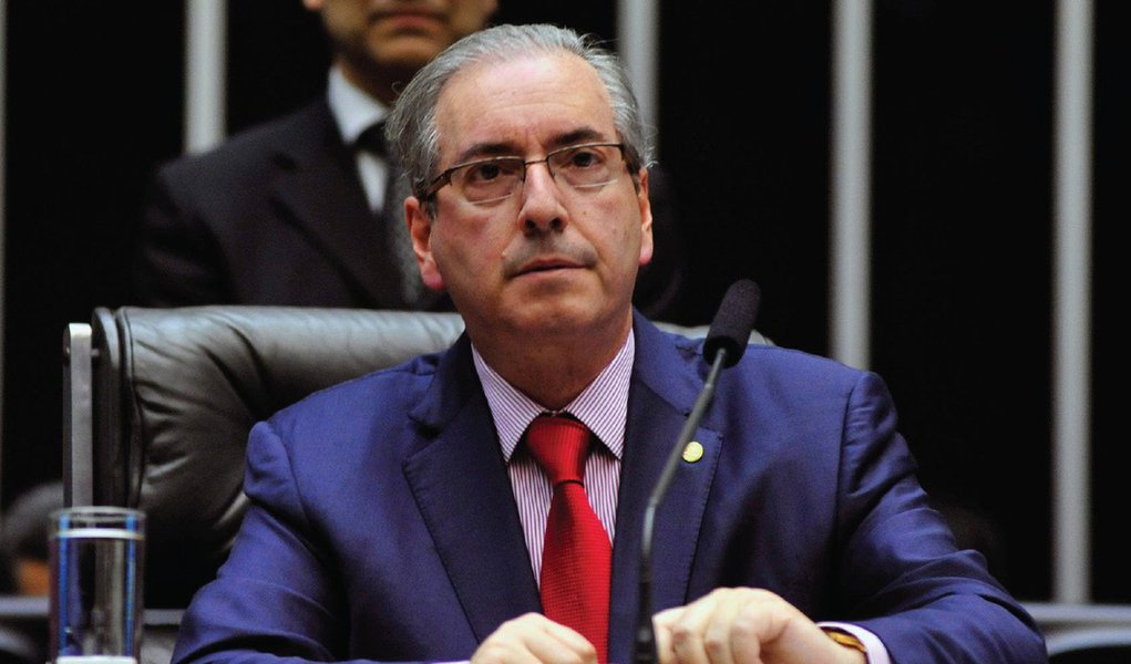 O presidente da Câmara, Eduardo Cunha (PMDB-RJ), disse nesta quinta (20) , por meio de nota que é inocente e está  "absolutamente sereno" com as denúncias a seu respeito; "Sou inocente e com essa denúncia me sinto aliviado, já que agora o assunto passa para o Poder Judiciário", destacou; o deputado federal Leonardo Picciani (RJ), líder da bancada do PMDB, reuniu-se com Cunha e disse que "ele achou a denúncia fraca e está aliviado"; Cunha também disse que o governo atuou contra ele, "na tentativa de calar e retaliar" sua atuação política