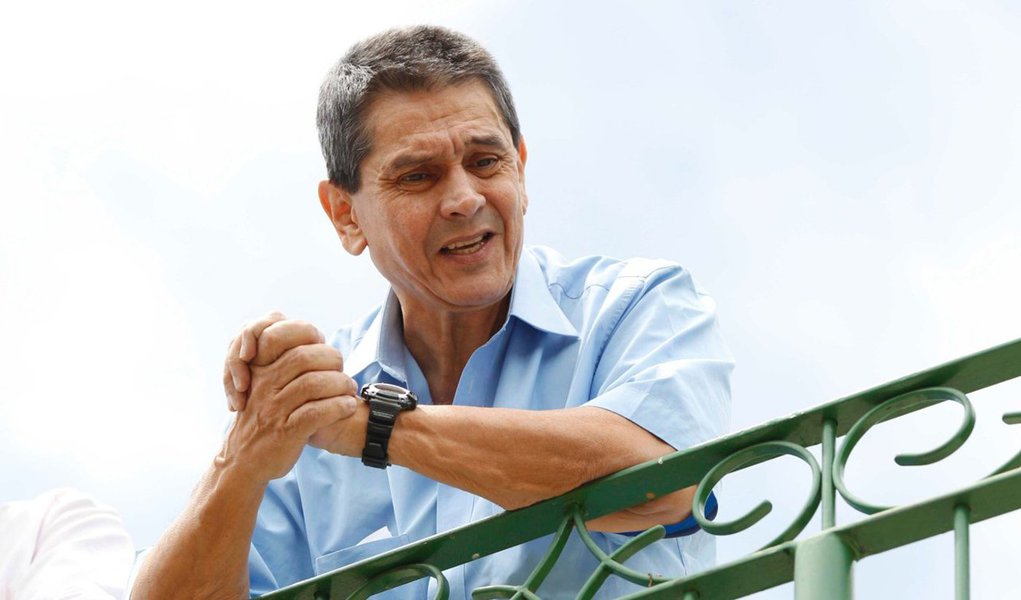 O ex-deputado federal Roberto Jefferson recebeu alta depois de passar uma semana internado no Hospital Samaritano, da Barra da Tijuca, no Rio de Janeiro; Jefferson foi internado no último dia 9, com febres moderadas intermitentes; ele ficou internado para exames complementares, para descobrir a causa da febre; o hospital, no entanto, não divulgou os resultados desses exames