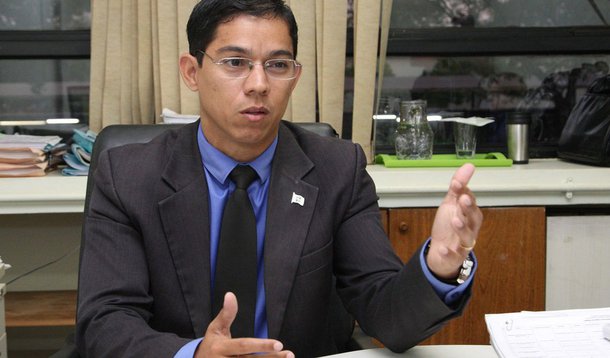 A Secretaria de Saúde planeja usar, neste ano, apenas R$ 60 milhões dos R$ 94 milhões previstos na LOA de 2015 para investimentos; algumas construções fora do eixo de prioridades, como os centros de atendimento psicossocial, serão postergadas; segundo o diretor-executivo do Fundo de Saúde do DF, Ricardo Cardoso, o orçamento da secretaria está deficitário em pelo menos R$ 3 bilhões; até o fim do ano, será preciso aprovar pelo menos R$ 1 bilhão em suplementação orçamentária (segundo novo cálculo da secretaria)