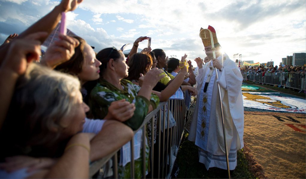 Católicos brasilienses ocuparam nesta quinta-feira 4 parte do canteiro central da Esplanada dos Ministérios para a celebração do Corpus Christi, organizada pela Arquidiocese de Brasília; após a missa, os fiéis seguiram com velas em uma procissão até a Catedral Metropolitana; de acordo com a Polícia Militar, 13 mil pessoas participaram da celebração