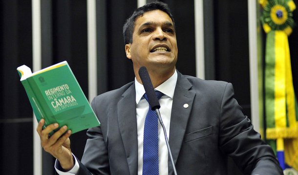 Político foi oficialmente expulso do partido neste sábado 16, após decisão por 54 votos a 1 do Diretório Nacional, que acatou relatório do Conselho de Ética apontando infidelidade partidária, por descumprir o programa e o estatuto do partido; Daciolo apresentou na Câmara uma PEC para incluir na Constituição o texto "todo poder emana de Deus", apesar da defesa que o PSOL faz do estado laico