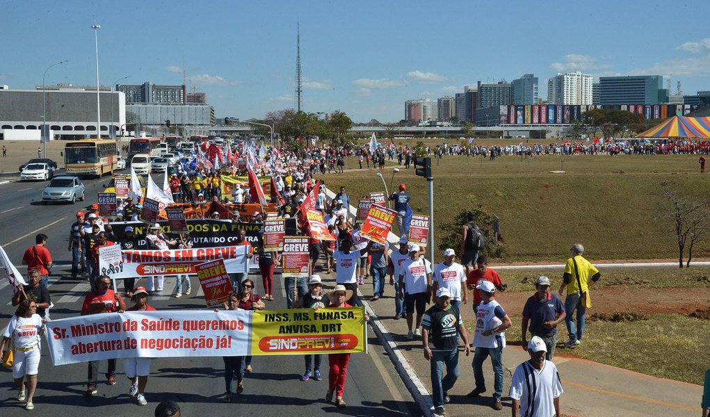 Servidores públicos federais fizeram uma marcha na Esplanada dos Ministérios reivindicando reajuste salarial maior que o proposto pelo governo; com faixas, bandeiras e carro de som, os manifestantes desceram a Esplanada dos Ministérios e chegaram ao Palácio do Planalto; os servidores querem reajuste salarial de 27,3% e a proposta do governo é 21,3% parcelados em quatro anos