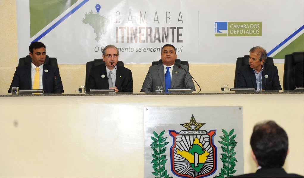 Durante a edição do programa Câmara Itinerante em Belém (PA), o presidente da Casa confirmou que a proposta será a única pauta do Plenário na última semana deste mês; "Esperamos concluir a votação da reforma política no mês de maio, para que possa ir para o Senado e os senadores possam ter tempo de analisar, revisar ou concordar, e nós termos tempo de apreciar a revisão", disse Eduardo Cunha (PMDB-RJ)