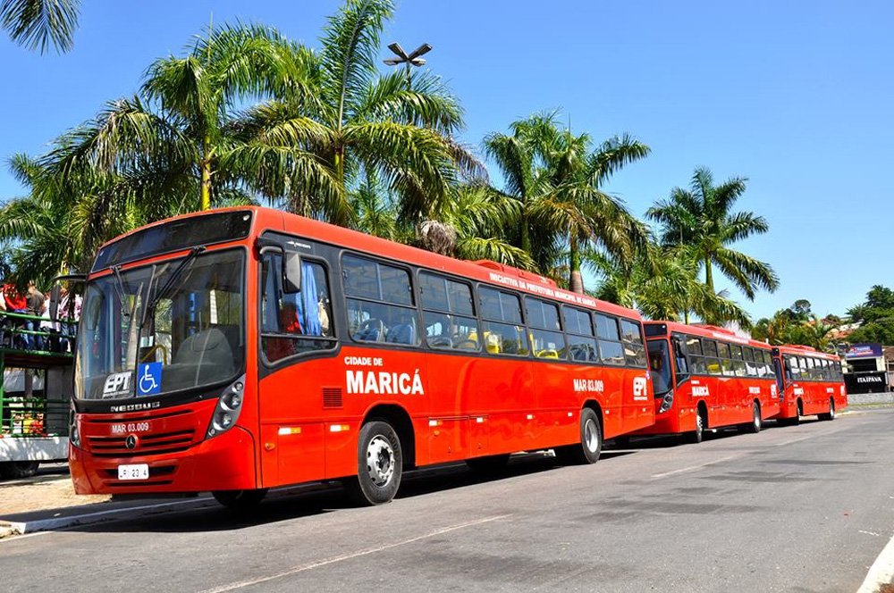 A Prefeitura de Maricá e a Empresa Pública de Transportes (EPT) receberam da Justiça mais uma confirmação em favor dos ônibus que transportam, gratuitamente, a população da cidade; o Judiciário negou a concessão de liminar com suspensão do serviço prestado pela EPT; à Justiça, o órgão ressaltou que a exclusividade mencionada se refere apenas às linhas licitadas, não a todo o transporte público na cidade