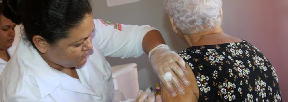 A 17ª Campanha Nacional de Vacinação contra a Gripe termina na próxima sexta-feira (22) e, no Rio de Janeiro, a Secretaria Estadual de Saúde alerta que até essa terça-feira (19) foi alcançado apenas 30% do público-alvo; a meta estipulada pelo Ministério da Saúde é de vacinar 80% da população; fazem parte do grupo prioritário idosos maiores de 60 anos, crianças até 5 anos, gestantes, mulheres com até 45 dias do parto, prisioneiros, profissionais de saúde e que atuam no sistema prisional, além de doentes crônicos