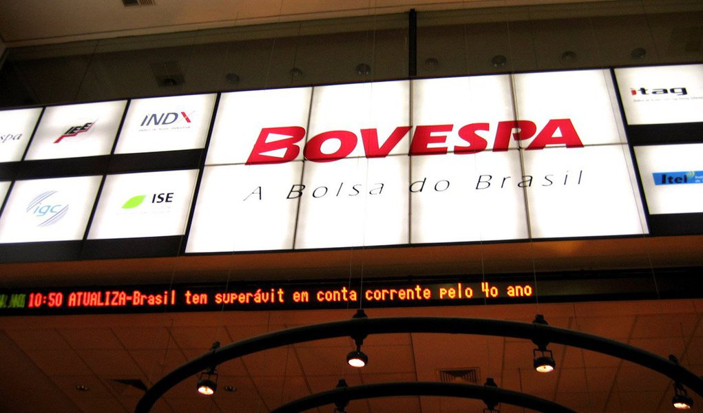 O Ibovespa subiu 2,01%, a 53.876 pontos, em meio ao avanço de commodities e percepção de menor risco de extinção dos Juros sobre Capital Próprio; bancos privados Bradesco e Itaú Unibanco responderam pela principal contribuição positiva; o volume financeiro somou R$ 7,6 bilhões; já o dólar fechou em alta de 0,44%, negociado a R$ 3,11 na venda, após acumular queda de 1,57% por cento nas duas sessões anteriores
 