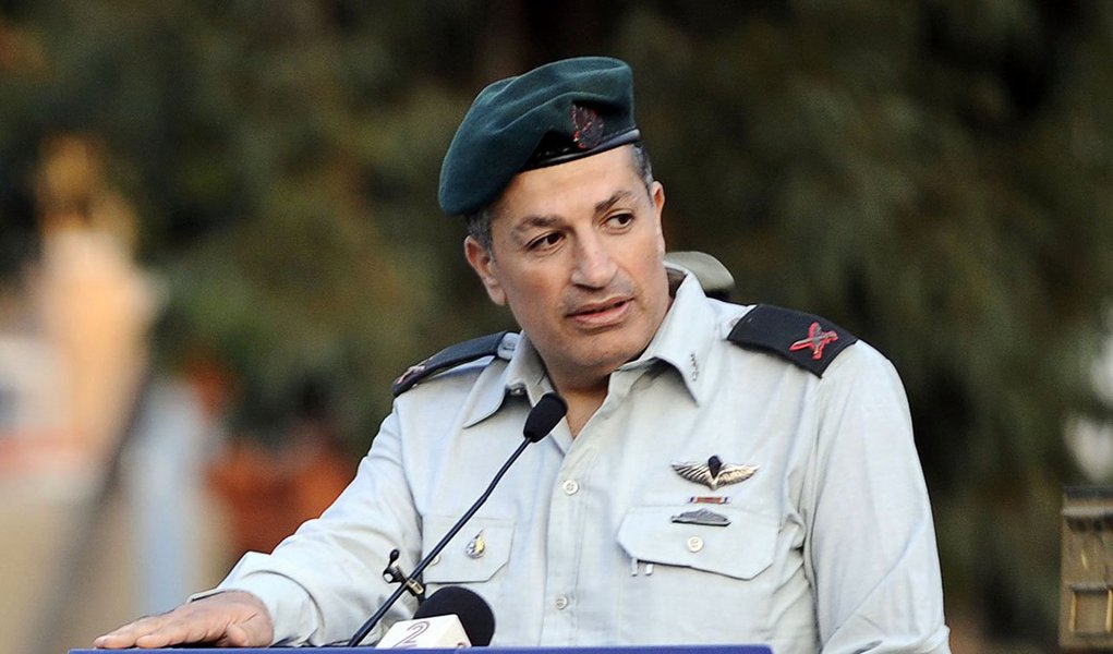 Um general israelense acusou membros do Hamas em Gaza de fornecerem apoio a militantes ligados ao Estado Islâmico na península do Sinai, no Egito, onde o Exército egípcio entrou em confronto com insurgentes islâmicos nos últimos dias; segundo o general Yoav Mordechai membros da ala militar do Hamas estão envolvidos no treinamento de militantes do Estado Islâmico e transportando feridos do Sinai para receberem tratamento em Gaza; "Sabemos que o Hamas, e eu verifiquei informações, que o Hamas em Gaza está auxiliando o Estado Islâmico Província de Sinai, com organização e armamentos", disse 