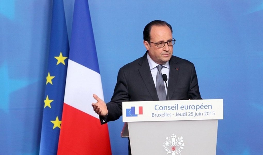 O presidente da França, François Hollande, disse nesta sexta-feira que um ataque nesta manhã no sudeste do país foi um ato de "natureza terrorista", e que um suspeito foi preso e identificado; "O ataque foi de natureza terrorista, uma vez que um corpo foi encontrado, decapitado e com inscrições. Neste momento, há um morto e dois feridos", disse