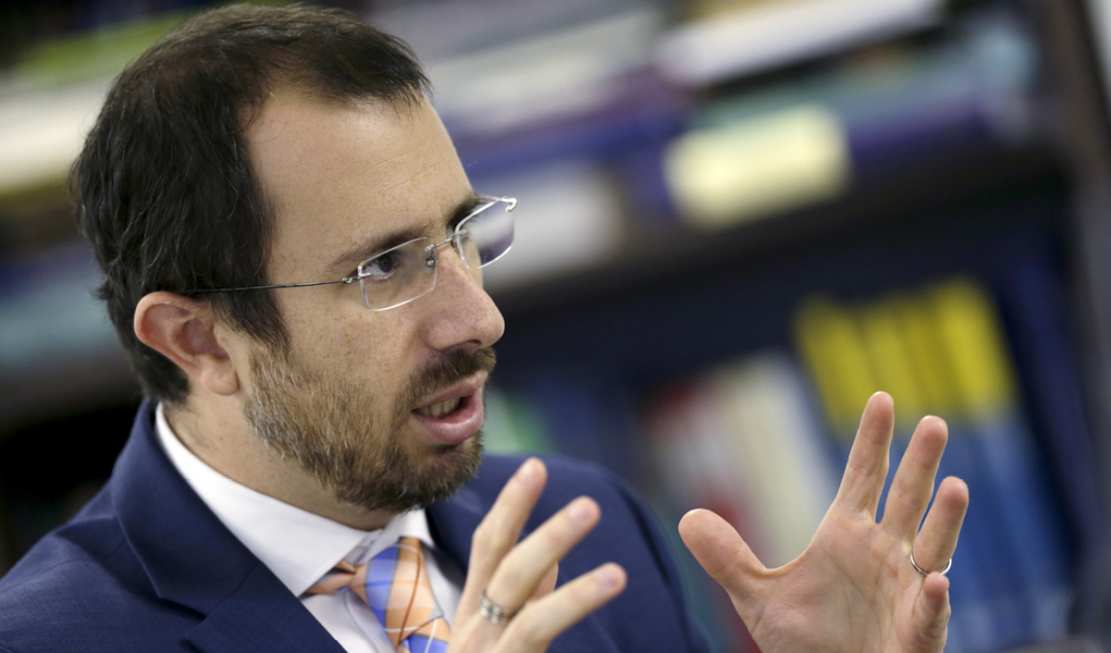 A investigação no Brasil sobre um suposto cartel de manipulação do câmbio poderá incluir bancos além dos nomes que constam no processo aberto no Conselho Administrativo de Defesa Econômica (Cade), disse nesta quarta (15) o presidente do órgão antitruste, Vinicius de Carvalho; "Quando você vai fazer os TCCs, se por ventura eles aparecerem, essas empresas têm que em alguma medida colaborar e pode acontecer que numa dessas ela traga um novo agente que não estava no acordo de leniência", disse Carvalho, referindo-se a possíveis Termos de Compromisso de Cessação de Condutas (TCCs) a serem firmados, mas ele minimizou as chances de adição de bancos brasileiros ao caso