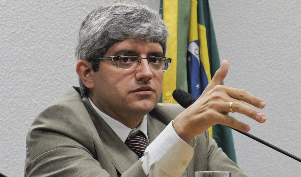 Jurista e até pouco tempo titular do Conselho Nacional do Ministério Público (CNMP), Luiz Moreira rechaçou ao blog O Cafezinho o inquérito aberto contra o ex-presidente Lula pelo procurador Valtan Timbó Mendes Furtado; "Esse inquérito é absolutamente nulo. A procuradora responsável pelo caso, Mirella de Carvalho Aguiar, já havia manifestado que não havia elementos para se abrir um inquérito, mas deu prazo de 90 dias para Lula apresentar informações", disse Moreira; "Aproveitando-se da ausência de Mirella, Valtan atropela todos os protocolos e ritos, e abre um inquérito sem nenhum valor jurídico", afirmou; para o jurista, o procurador Valtan "quer trazer para si um pouco dos holofotes da Lava Jato"