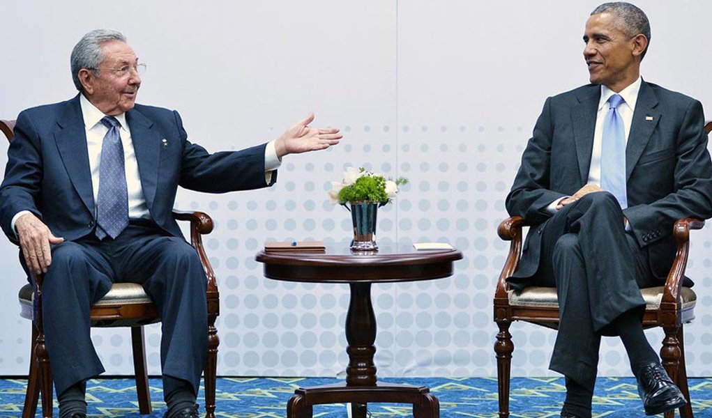 Países esperam concluir o acordo na primeira semana do mês que vem, abrindo caminho para que o secretário de Estado norte-americano, John Kerry, visite Havana para uma cerimônia de hasteamento de bandeira, passando a Seção de Interesses a uma embaixada plena, garantiram as fontes; restabelecimento das relações bilaterais seria a última etapa do processo de normalização dos laços, que deve avançar lentamente por causa dos problemas sobre temas como direitos humanos em Cuba; também há o embargo que só o Congresso pode suspender