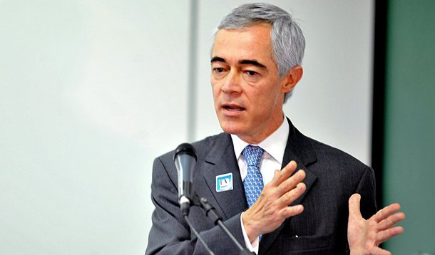 Segundo Jaime Ardila, a classe C "praticamente saiu do mercado" de consumo de carros, comprados hoje apenas pelas classes A e B, que também diminuíram o padrão de compra; ele afirma que a situação se complica com a queda na confiança dos consumidores – o medo de perder o emprego – e o "esgotamento do modelo, em razão do alto endividamento das famílias"; o executivo, porém, se mostra otimista: "Mas o Brasil vai crescer de novo. Continua sendo um dos maiores mercados do mundo"