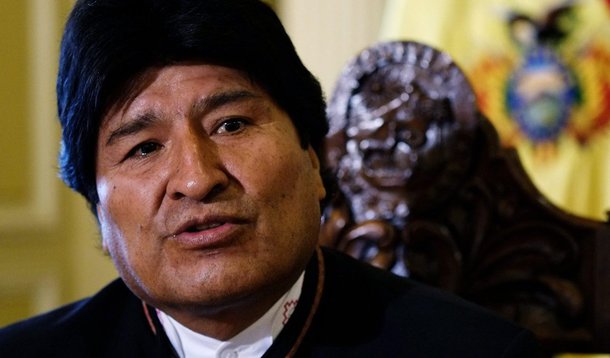Presidente da Bolívia, Evo Morales, disse que deseja restaurar totalmente os laços diplomáticas com os Estados Unidos, mas acrescentou duvidar que isso acontecerá em breve, mesmo após a recente aproximação entre Washington e Cuba; ele teria solicitado um encontro com o presidente dos EUA, Barack Obama, mas ainda não teria recebido resposta;  relações entre os dois países ruíram em 2008, quando o líder boliviano expulsou o embaixador norte-americano, acusando os EUA de conspirarem para derrubar seu governo; questionado se a Bolívia queria restaurar completamente as relações com os EUA, Morales disse: “Temos um forte desejo para que isso aconteça”