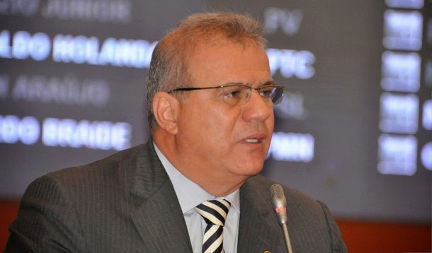 O presidente do Sampaio Corrêa e deputado estadual Sérgio Frota, pode deixar o PSDB para tentar alçar outro voo na carreira política: a candidatura a prefeito de São Luís; o tucano tem deixado claro que quer ser candidato a prefeito aos mais próximos e já percebeu que dificilmente terá a legenda 45 para concorrer; os tucanos teriam preferência pelo secretário estadual de Desenvolvimento Social Neto Evangelista e o ex-prefeito de Ribamar, Luís Fernando Silva