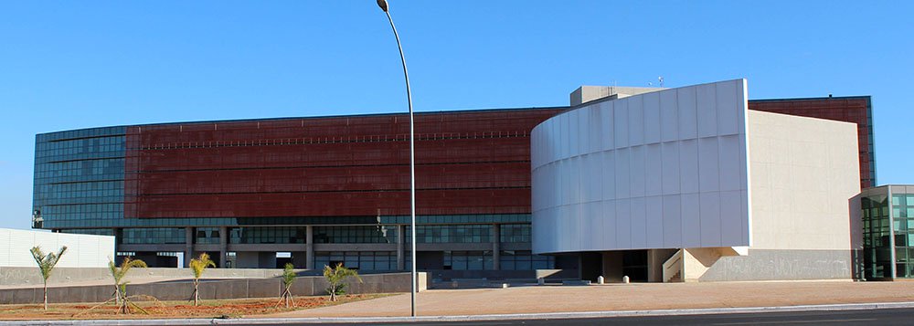 O projeto da Lei de Diretrizes Orçamentárias (LDO) de 2016 prevê crescimento de 1,77% das receitas do Executivo local, em comparação com o orçamento de 2015; de acordo com as projeções da matéria, a receita total do governo para o ano que vem será de R$ 29,9, neste ano foi de R$ 29,4 bilhões; o texto foi enviado à Câmara Legislativa e deverá ser votado pelos deputados distritais até 30 de junho, quando termina a primeira metade da sessão legislativa