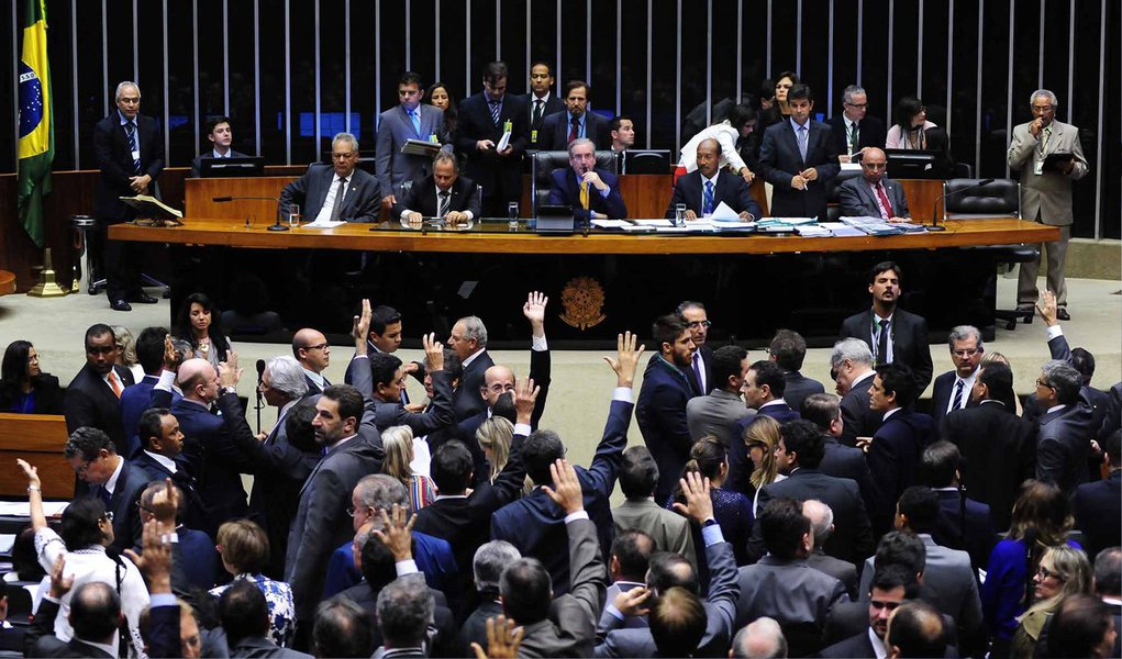 A Câmara dos Deputados aprovou, por 348 votos a 110, o mandato de cinco anos para todos os cargos eletivos; a mudança, prevista em emenda aglutinativa à proposta da reforma política, cria uma regra de transição pela qual, nas eleições de 2018, os mandatos de deputados (distritais, estaduais e federais), de governadores e de presidente da República serão de quatro anos; assim, nas eleições seguintes, de 2022, passa a valer o mandato de cinco anos; no caso dos senadores, aqueles eleitos em 2018 terão nove anos de mandato para que, em 2027, as eleições possam coincidir em um mesmo ano