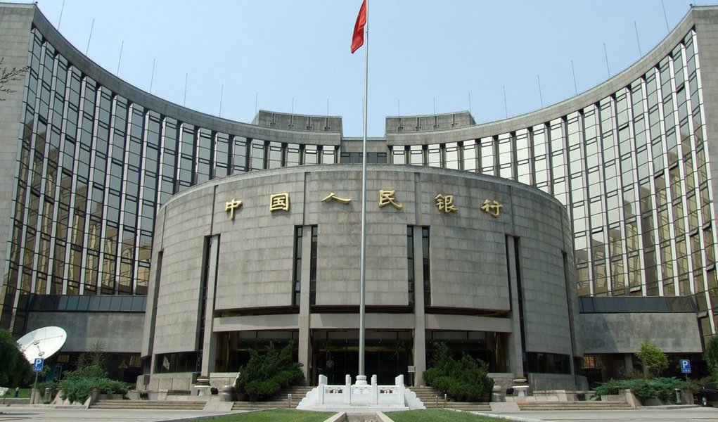 Banco do Povo da China anunciou em seu website que reduziu a taxa de empréstimo de 1 ano em 0,25 ponto percentual, para 4,6 por cento; além disso, cortou a taxa de depósito de um ano em 0,25 ponto percentual; ao mesmo tempo, reduziu a taxa de compulsório em 0,5 ponto percentual, para 18,0 por cento, para a maioria dos grandes bancos, sendo que a mudança terá efeito a partir de 6 de setembro