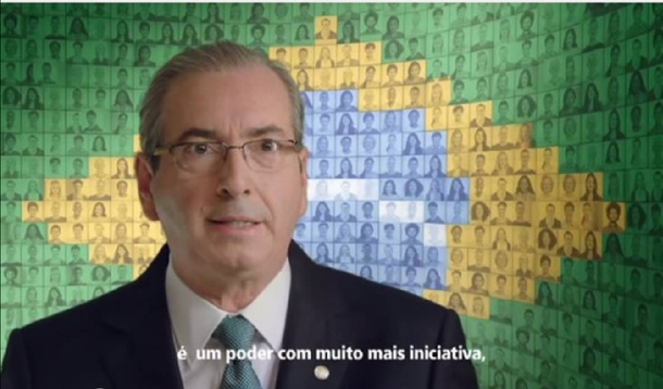 Em pronunciamento em rede nacional neta noite, o presidente da Câmara, Eduardo Cunha (PMDB-RJ), destacou como principais realizações de sua gestão à frente da Câmara a aprovação da proposta de Emenda à Constituição (PEC) que reduz a maioridade penal de 18 para 16 anos nos casos envolvendo crimes hediondos; "Aprovamos um projeto com 323 votos, com ampla maioria", disse ele, sobre a proposta que está sendo questionada; Cunha disse também que a Câmara está "mais conectada" com a população e que as principais demandas da sociedade "estão pautando" o trabalho dos deputados; em Brasília e no Rio, houve panelaço contra Cunha, que rompeu com o governo depois de ser acusado de receber propina de US$ 5 milhões