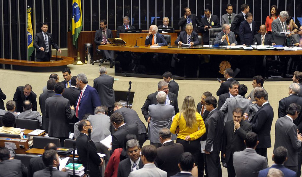 Deputados aprovaram em primeiro turno o texto-base da proposta de emenda à Constituição (PEC) que vincula os salários das carreiras da Advocacia-Geral da União e de delegados civis e federais a 90,25% do salário dos ministros do Supremo Tribunal Federal (STF); também estão incluídos procuradores de estado e de municípios com mais de 500 mil habitantes; segundo o ministério do Planejamento, o impacto fiscal de aprovação somente dessa PEC, incluindo os delegados, seria de R$ 2,45 bilhões