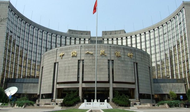 Banco do Povo da China anunciou em seu website que reduziu a taxa de empréstimo de 1 ano em 0,25 ponto percentual, para 4,6 por cento; além disso, cortou a taxa de depósito de um ano em 0,25 ponto percentual; ao mesmo tempo, reduziu a taxa de compulsório em 0,5 ponto percentual, para 18,0 por cento, para a maioria dos grandes bancos, sendo que a mudança terá efeito a partir de 6 de setembro
