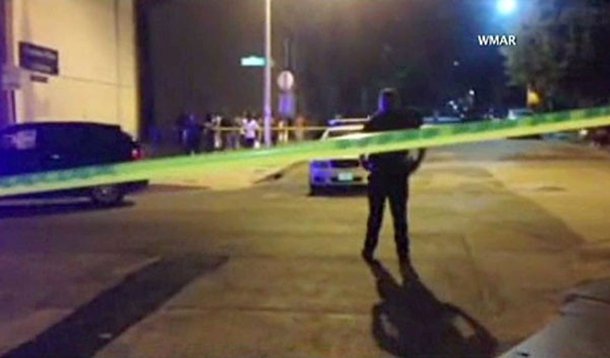 Três pessoas foram mortas e uma ficou ferida quando atiradores abriram fogo contra um grupo de pessoas em uma rua perto da Universidade de Maryland, em Baltimore; dois atiradores saíram de duas vans separadas e começaram a atirar nas pessoas pouco antes das 23h (meia-noite no horário de Brasília), informou a polícia do campus em nota