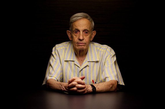 O matemático John Nash, vencedor do Prêmio Nobel que inspirou o filme "Uma Mente Brilhante", foi morto em um acidente de carro com sua esposa em Nova Jersey, nos Estados Unidos; o casal estava em um táxi cujo motorista perdeu o controle e bateu em uma mureta; o filme vencedor do Oscar "Uma Mente Brilhante", estrelando Russell Crowe, é baseado na longa batalha de Nash contra a esquizofrenia
