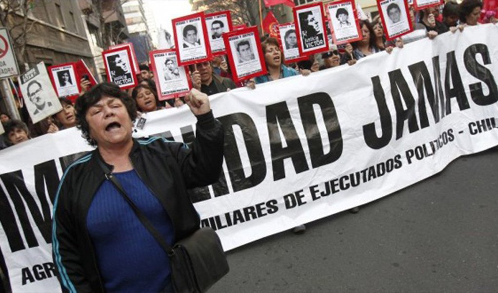 Com sentença emitida no início desta semana, a Corte de Apelações de Santiago do Chile ratificou a resolução ditada pelo Conselho para a Transparência – organismo autônomo de Direito Público, criado em 2009, durante o primeiro mandato de Michelle Bachelet – ordenando ao comando do exército chileno entregar informações sobre militares ainda na ativa que integravam a agência de inteligência pinochetista CNI, sucessora da famigerada DINA, extinta em 1977; veredicto unânime da Nona Vara do tribunal lista 7.436 militares da ativa, potencialmente envolvidos com prisões ilegais, torturas, atentados e desaparecimento forçado de opositores políticos, entre 1977 e 1990