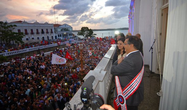 Pesquisa divulgada nesse final de semana pelo Instituto Data M apontou um aumento do nível de confiança na gestão do governador do Maranhão, Flávio Dino (PC do B); de acordo com o levantamento, a administração do gestor é aprovada por 74,4% do eleitorado – o chefe do Executivo foi eleito, no ano passado, com 63% dos votos, ainda no primeiro turno; os índices de não aprovação praticamente se mantiveram nos mesmos patamares de 23%, ou seja, a diferença entre aprovação-desaprovação continuou em 51 pontos percentuais