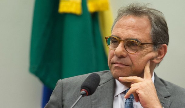 A CPI da Petrobras tentou ouvir o empresário Milton Pascowitch em reunião reservada, mas o depoente permaneceu calado e a reunião foi encerrada. Apenas funcionários em serviço e técnicos indicados pela CPI, além dos deputados e dos advogados do depoente, participaram da reunião, que começou aberta ao público