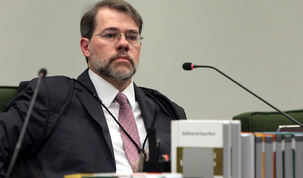 Presidente do Tribunal Superior Eleitoral, Dias Toffoli considera positivo o fim da reeleição para prefeitos e governadores, mas acredita que no caso de presidentes da República a medida poderá trazer instabilidade política e institucional: ‘A história do Brasil mostra que todo presidente é eleito para ser derrubado. Não tem um presidente da República que não passou por um “fora”, fora esse, fora aquele, sem citar siglas ou nomes. Um mandato de quatro anos deixa um presidente frágil. Ou se se acabar com a reeleição, que se faça um mandato um pouco maior para ter uma estabilidade mínima de governabilidade no Brasil’