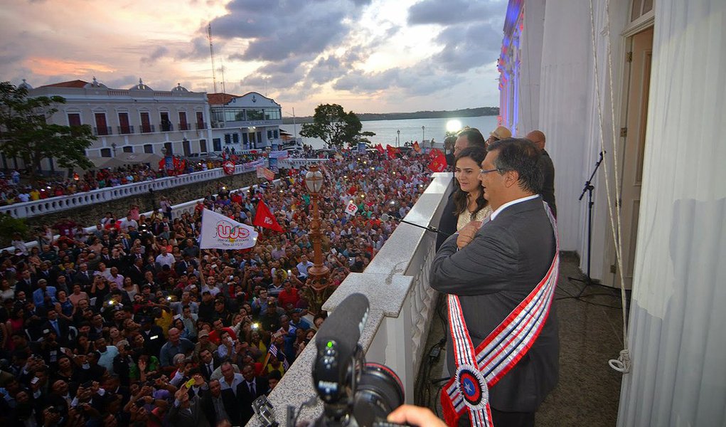 Pesquisa divulgada nesse final de semana pelo Instituto Data M apontou um aumento do nível de confiança na gestão do governador do Maranhão, Flávio Dino (PC do B); de acordo com o levantamento, a administração do gestor é aprovada por 74,4% do eleitorado – o chefe do Executivo foi eleito, no ano passado, com 63% dos votos, ainda no primeiro turno; os índices de não aprovação praticamente se mantiveram nos mesmos patamares de 23%, ou seja, a diferença entre aprovação-desaprovação continuou em 51 pontos percentuais