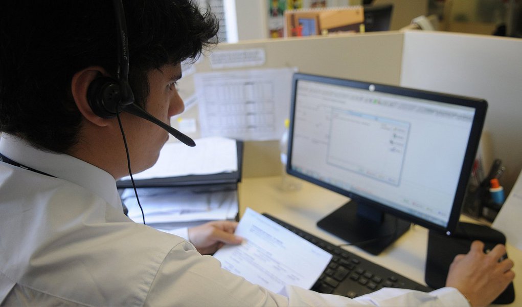 A Companhia de Planejamento do Distrito Federal (Codeplan) lançou o Monitor do Mercado de Trabalho, ferramenta on-line que reúne informações sobre demanda e oferta de vagas no mercado de trabalho formal de Brasília; o acesso é público e gratuito; com o mecanismo, pode-se observar os dados de abril de 2009 até o mesmo mês de 2015; um gráfico apresenta as profissões que tiveram variação significativa do salário/hora por mês/ são ofícios registrados pela Classificação Brasileira de Ocupações do Ministério do Trabalho e Emprego, que lista 2.579 atividades