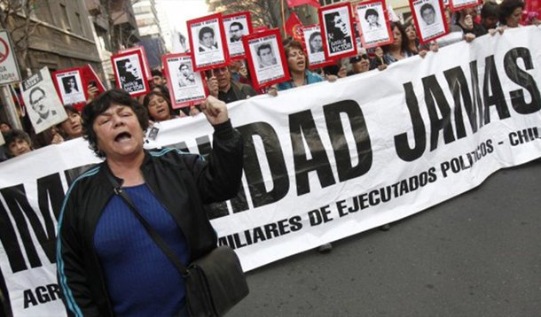 Com sentença emitida no início desta semana, a Corte de Apelações de Santiago do Chile ratificou a resolução ditada pelo Conselho para a Transparência – organismo autônomo de Direito Público, criado em 2009, durante o primeiro mandato de Michelle Bachelet – ordenando ao comando do exército chileno entregar informações sobre militares ainda na ativa que integravam a agência de inteligência pinochetista CNI, sucessora da famigerada DINA, extinta em 1977; veredicto unânime da Nona Vara do tribunal lista 7.436 militares da ativa, potencialmente envolvidos com prisões ilegais, torturas, atentados e desaparecimento forçado de opositores políticos, entre 1977 e 1990