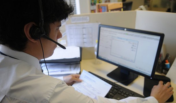 A Companhia de Planejamento do Distrito Federal (Codeplan) lançou o Monitor do Mercado de Trabalho, ferramenta on-line que reúne informações sobre demanda e oferta de vagas no mercado de trabalho formal de Brasília; o acesso é público e gratuito; com o mecanismo, pode-se observar os dados de abril de 2009 até o mesmo mês de 2015; um gráfico apresenta as profissões que tiveram variação significativa do salário/hora por mês/ são ofícios registrados pela Classificação Brasileira de Ocupações do Ministério do Trabalho e Emprego, que lista 2.579 atividades