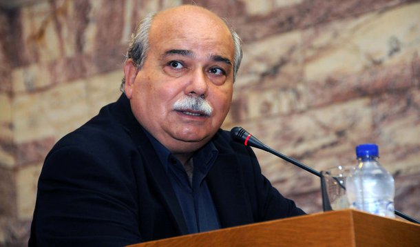 A Grécia pode realizar eleições antecipadas em setembro ou outubro, disse o ministro do Interior, Nikos Voutsis, depois que uma revolta de parlamentares do partido governista Syriza forçaram o governo a depender de votos da oposição para aprovar a legislação vital sobre o resgate; "É bem possível que eleições aconteçam em setembro ou outubro, dependendo dos acontecimentos. Isso será produto de uma análise abrangente, não apenas do governo, sobre os acontecimentos em geral", disse