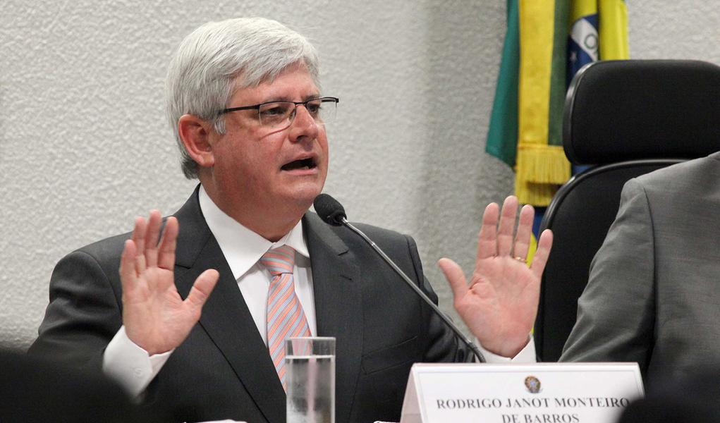 A Procuradoria-Geral da República afirmou que não houve irregularidades no cumprimento dos mandados de buscas e apreensões cumpridos na residências funcionais de parlamentares alvos da Operação Politeia, deflagrada nesta terça (14); em nota, a PGR informou que a Polícia Legislativa do Senado não participou da operação porque os mandados foram cumpridos nos apartamentos funcionais dos investigados; o presidente do Senado, Renan Calheiros (PMDB-AL), criticou a ação da Polícia Federal; “Buscas e apreensões sem a exibição da ordem judicial e sem os limites das autoridades que a estão cumprindo são invasão. São uma violência contra as garantias constitucionais, em detrimento do Estado Democrático de Direito”, afirmou Renan