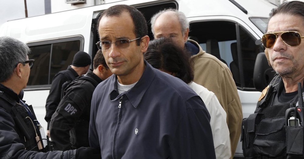 O depoimento de Marcelo Odebrecht, presidente da construtora Odebrecht, estava previsto para esta quinta-feira (16), mas foi adiado/ ele falaria sobre o bilhete, entregue à defesa dele, com a mensagem "destruir e-mail sondas"; não há uma nova data para o interrogatório; juiz Sérgio Moro considerou o email uma das provas da participação da Odebrecht no cartel montado pelas empresas prestadoras de serviços à Petrobras