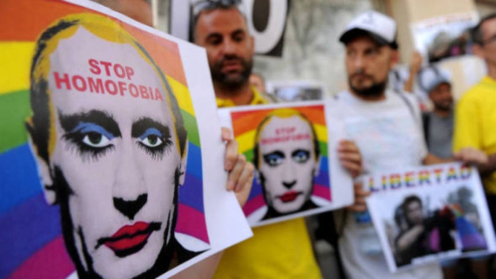A polícia reprimiu uma manifestação pelo direito dos homossexuais no centro de Moscou, prendendo cerca de 20 pessoas, incluindo ativistas antigays que atacaram os que protestavam; manifestantes pediram permissão para realizar a parada do orgulho gay, mas as autoridades de Moscou vetaram a solicitação pelo décimo ano seguido, uma atitude que simboliza a hostilidade russa em relação às expressões públicas de suporte aos direitos homossexuais