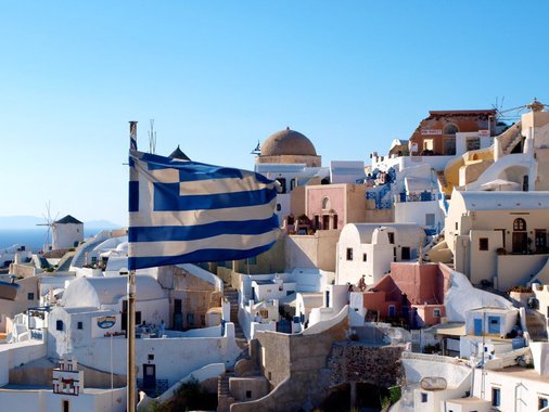 As negociações entre a Grécia e seus credores internacionais sobre um novo pacote de resgate ao país devem seguir adiante na segunda-feira (27), após serem resolvidas as questões logísticas que adiaram as reuniões marcadas para esta semana, disse uma autoridade grega neste sábado; os encontros entre autoridades da Comissão Europeia, Banco Central Europeu e Fundo Monetário Internacional deveriam começar na sexta-feira (24), mas foram adiados por questões organizacionais, incluindo a localização das reuniões e segurança