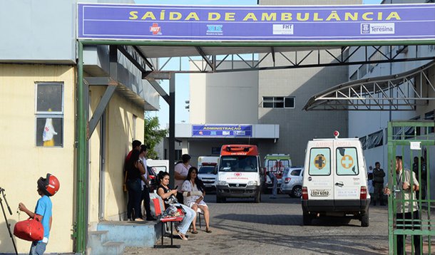 Uma das adolescentes vítimas de estupro coletivo em Castelo do Piauí, distante 190 quilômetros de Teresina, recebeu alta médica do Hospital de Urgência da capital, informou nesta quarta (10) a assessoria de imprensa da Secretaria de Saúde; ela sofreu fraturas no punho e tornozelo em decorrência das agressões ocorridas no fim de maio; na semana passada, outra vítima também teve alta; entre as quatro adolescentes estupradas e agredidas, uma jovem de 17 anos permanece internada; no último domingo (7), a jovem de 17 anos também vítima das agressões morreu em decorrência de esmagamento da face e lesões no pescoço e no tórax
 