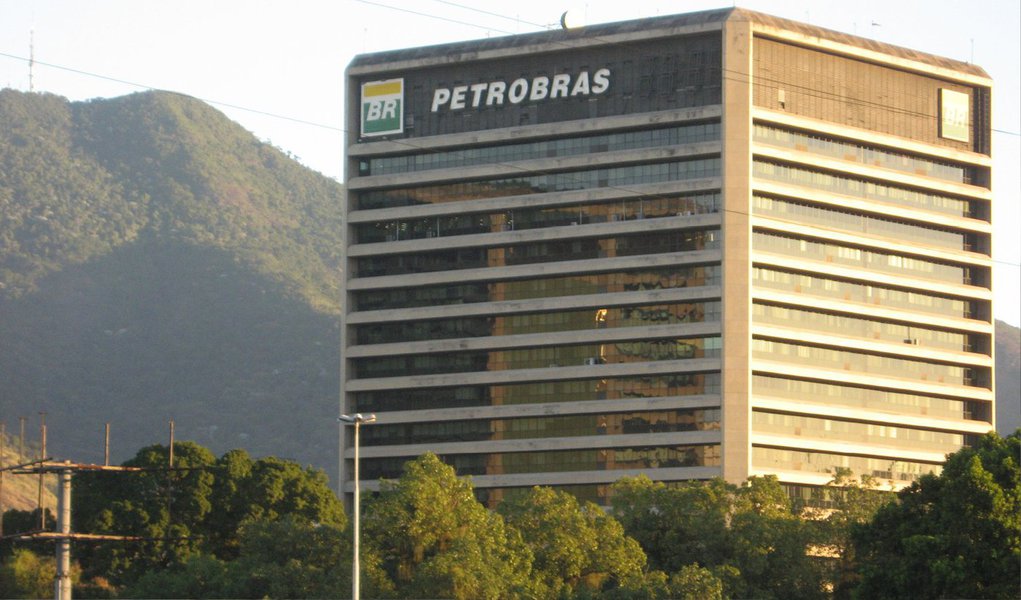 Petrobras pediu nesta quinta-feira, 25, que um juiz norte-americano dispense ação coletiva de investidores sobre as denúncias de corrupção na estatal; juiz distrital Jed Rakoff não proferiu decisão sobre o pedido da Petrobras, mas disse que o fará dentro de duas semanas; o advogado da Petrobras na ação, Roger Cooper, culpou pessoas isoladas pela corrupção na estatal e disse que a companhia não pode ser responsabilizada pela ação deles; já investidores dizem que US$ 98 bilhões em ações e títulos da Petrobras foram inflados pela companhia 